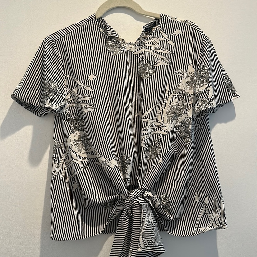Style envy black and white flower with a tie in front